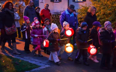 Jak na świecie obchodzi się Dzień Świętego Marcina? Nocna procesja dzieci z lampionami w Dzień Marcina