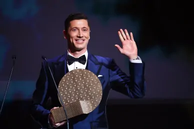 Robert Lewandowski odbiera nagrodę Ballon d'Or dla najlepszego piłkarza w Europie Robert Lewandowski odbiera nagrodę Ballon d'Or dla