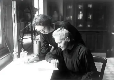 Maria Curie i jej córka Irène Curie w swoim laboratorium Maria Curie i jej córka Irène Curie